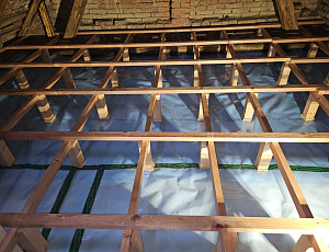 Zateplení stropu rodinného domu pomocí foukané izolace